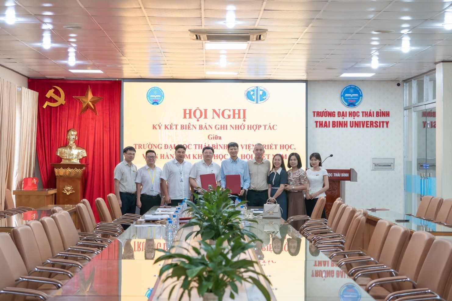 KÝ BIÊN BẢN GHI NHỚ HỢP TÁC VỚI VIỆN TRIẾT HỌC, VIỆN HÀN LÂM KHOA HỌC XÃ HỘI VIỆT NAM